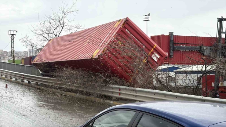 Şiddetli Rüzgar Eski Gümrük Sahasında Konteynırları Devirdi