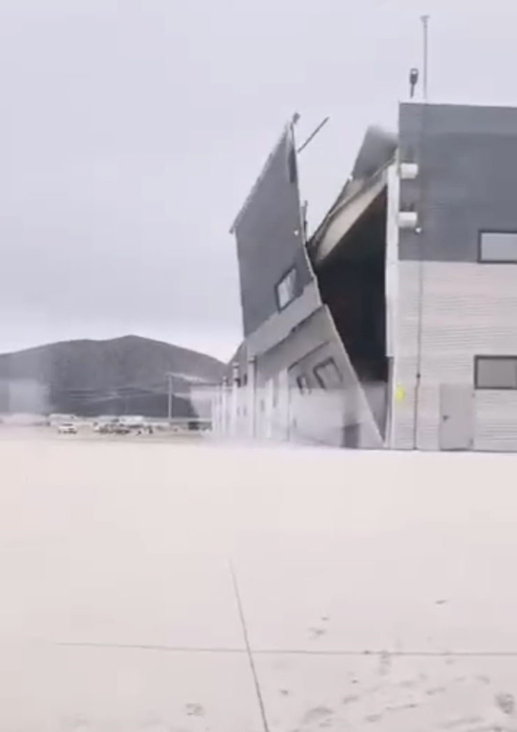 Kütahya’da Şiddetli Rüzgâr Fabrikanın Duvarını İşte Böyle Yıktı