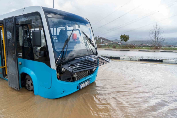 Manisa’da Cadde Ve Sokaklar Göle Döndü, Birçok Noktayı Su Bastı