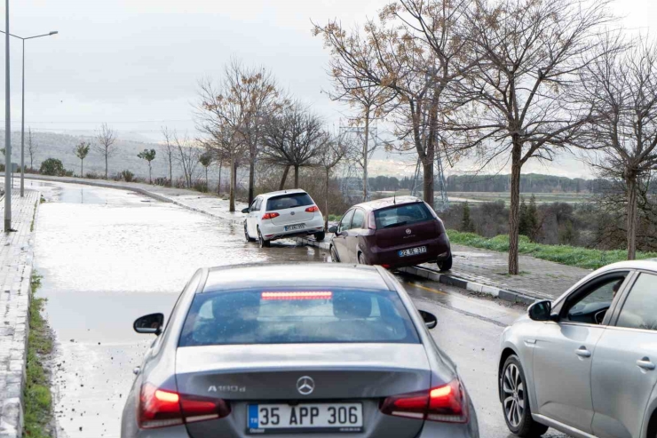 Manisa’da Cadde Ve Sokaklar Göle Döndü, Birçok Noktayı Su Bastı