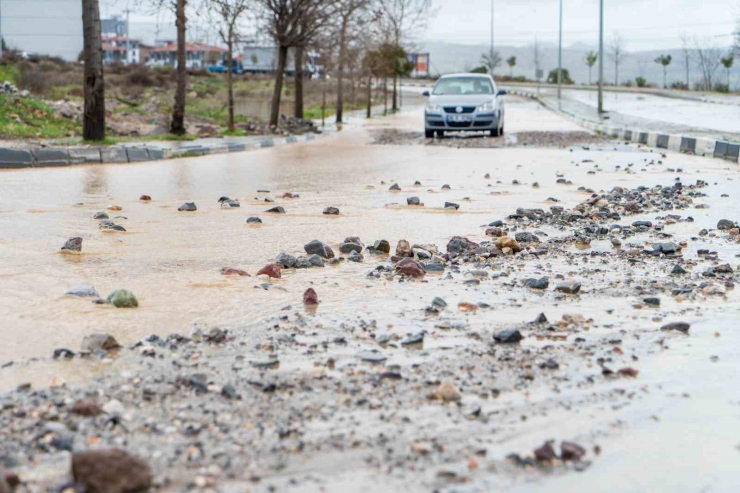 Manisa’da Cadde Ve Sokaklar Göle Döndü, Birçok Noktayı Su Bastı