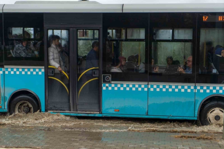 Manisa’da Cadde Ve Sokaklar Göle Döndü, Birçok Noktayı Su Bastı