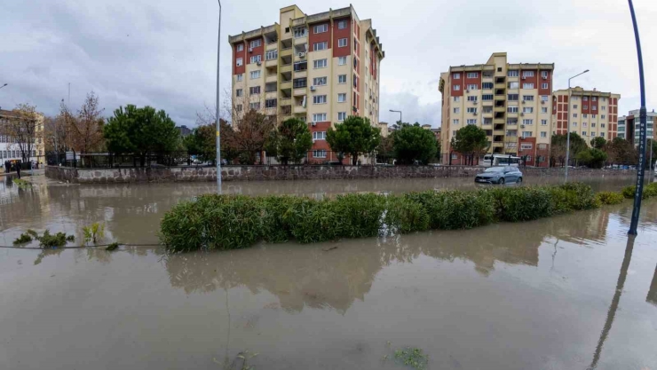 Manisa’da Cadde Ve Sokaklar Göle Döndü, Birçok Noktayı Su Bastı