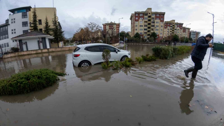 Manisa’da Cadde Ve Sokaklar Göle Döndü, Birçok Noktayı Su Bastı