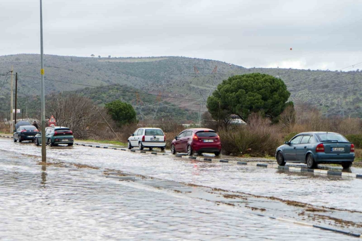 Manisa’da Cadde Ve Sokaklar Göle Döndü, Birçok Noktayı Su Bastı