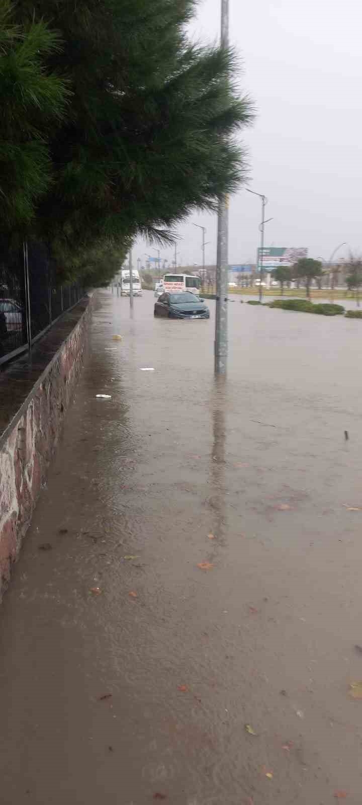 Sağanak Yağış Manisa’da Su Baskınlarına Neden Oldu