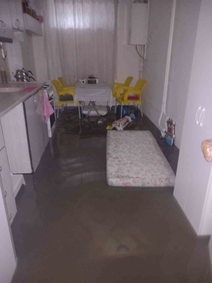 Sağanak Yağış Manisa’da Su Baskınlarına Neden Oldu