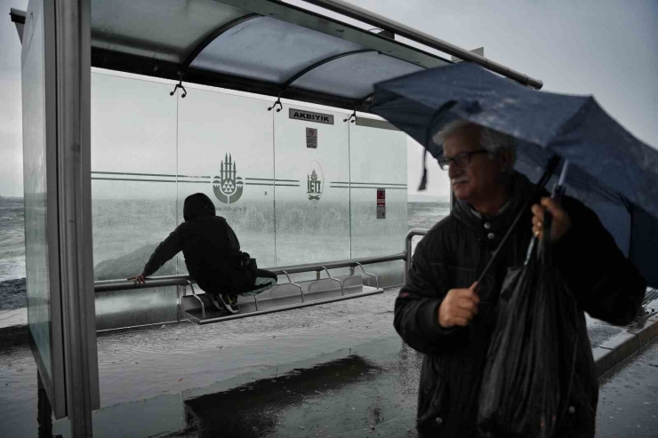 Şiddetli Lodosa Aldırış Etmeden Fotoğraf Yarışına Girdiler