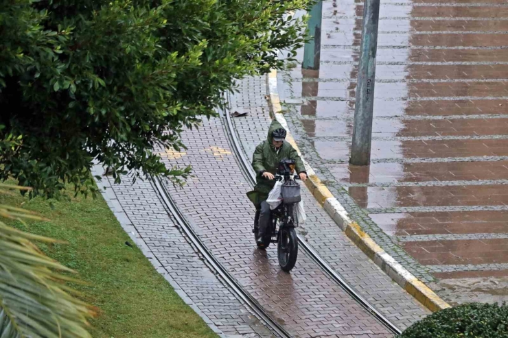 Antalya’da Sağanak Ve Şiddetli Rüzgar Etkili Oldu