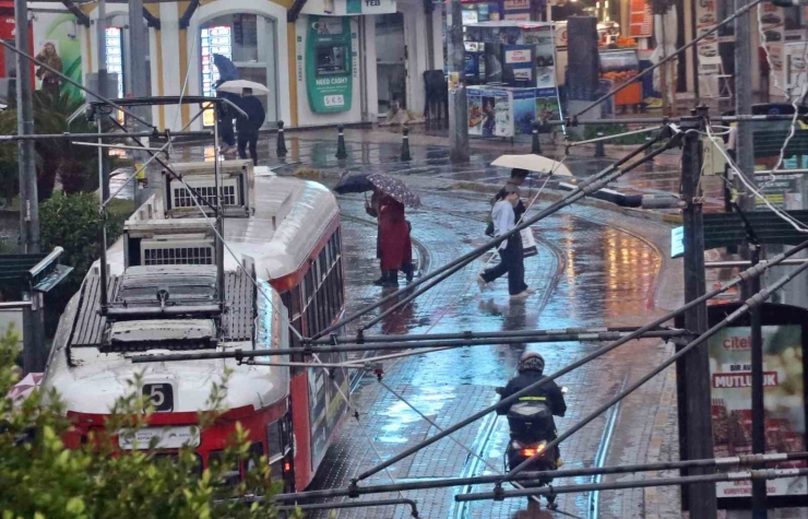 Antalya’da Sağanak Ve Şiddetli Rüzgar Etkili Oldu