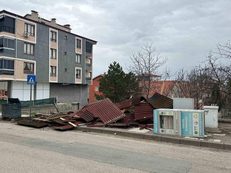 Uşak’ta Kuvvetli Fırtına Hayatı Olumsuz Etkiledi
