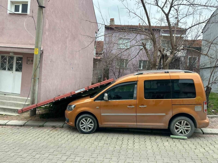 Uşak’ta Kuvvetli Fırtına Hayatı Olumsuz Etkiledi