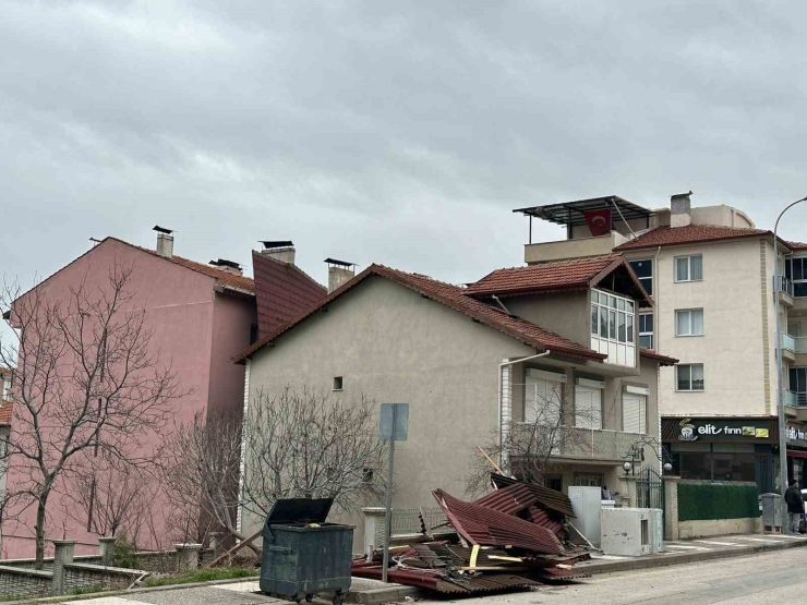 Uşak’ta Kuvvetli Fırtına Hayatı Olumsuz Etkiledi