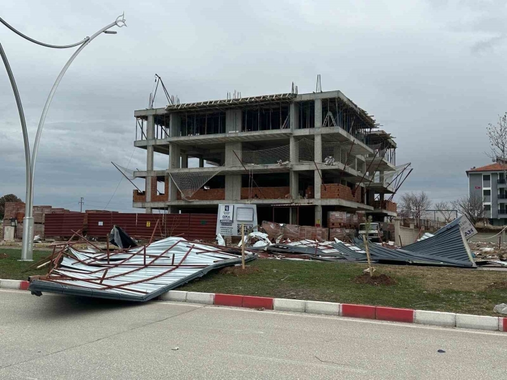 Uşak’ta Kuvvetli Fırtına Hayatı Olumsuz Etkiledi