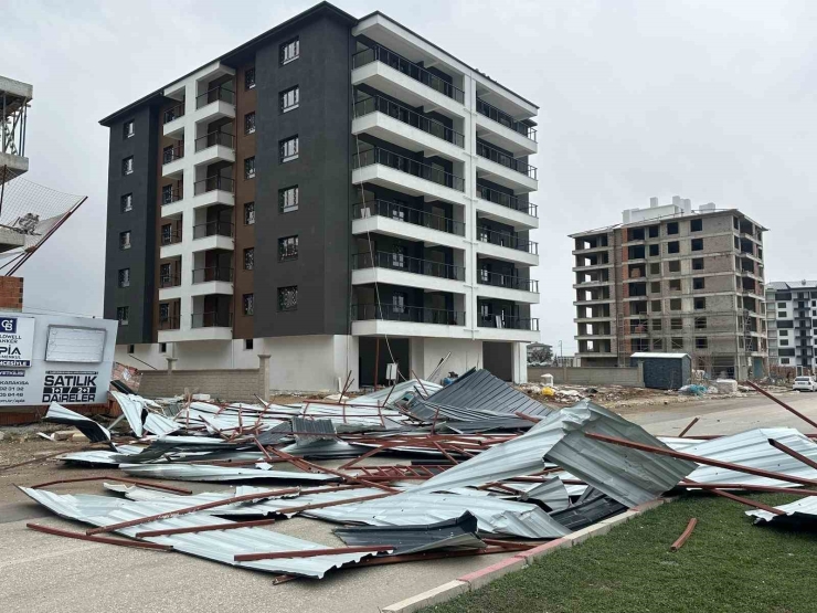 Uşak’ta Kuvvetli Fırtına Hayatı Olumsuz Etkiledi