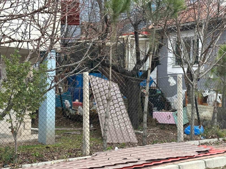 Uşak’ta Kuvvetli Fırtına Hayatı Olumsuz Etkiledi