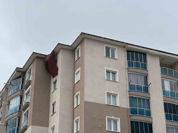 Uşak’ta Kuvvetli Fırtına Hayatı Olumsuz Etkiledi