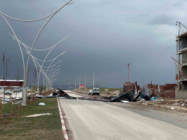 Uşak’ta Kuvvetli Fırtına Hayatı Olumsuz Etkiledi