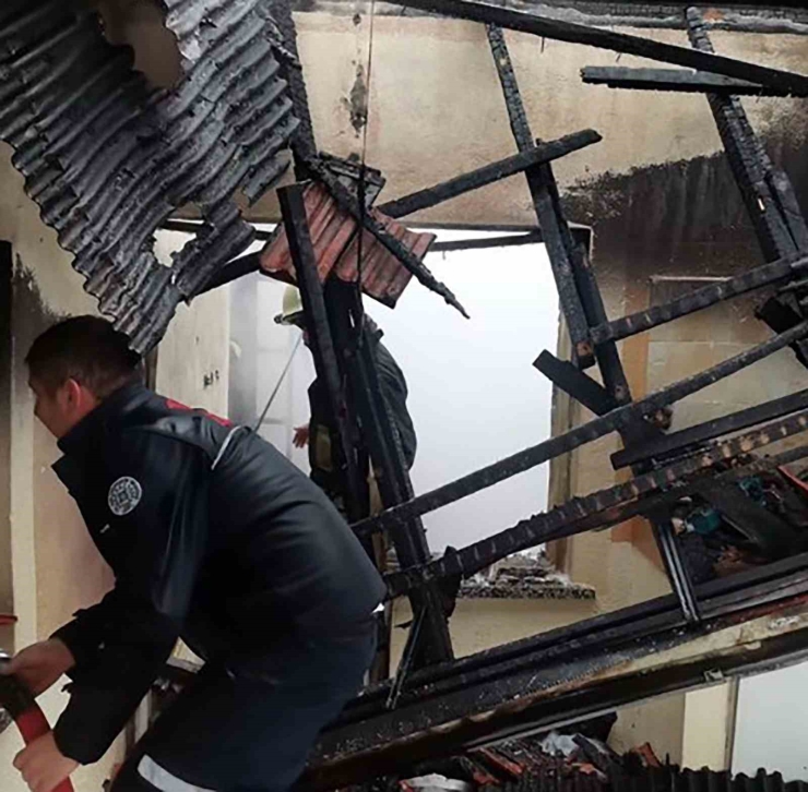 Köyceğiz’de Çatıda Balyan Yangında Ev Tamamen Yandı