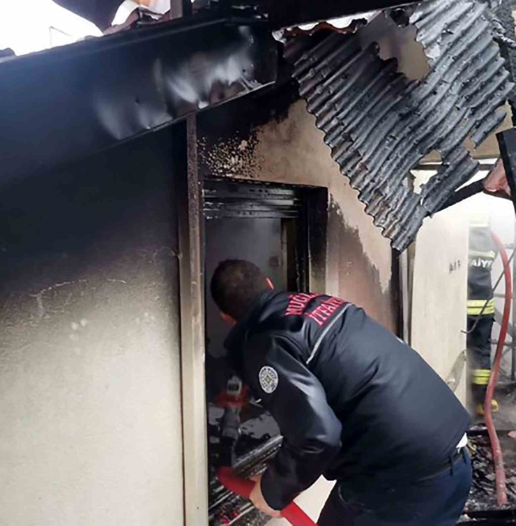 Köyceğiz’de Çatıda Balyan Yangında Ev Tamamen Yandı