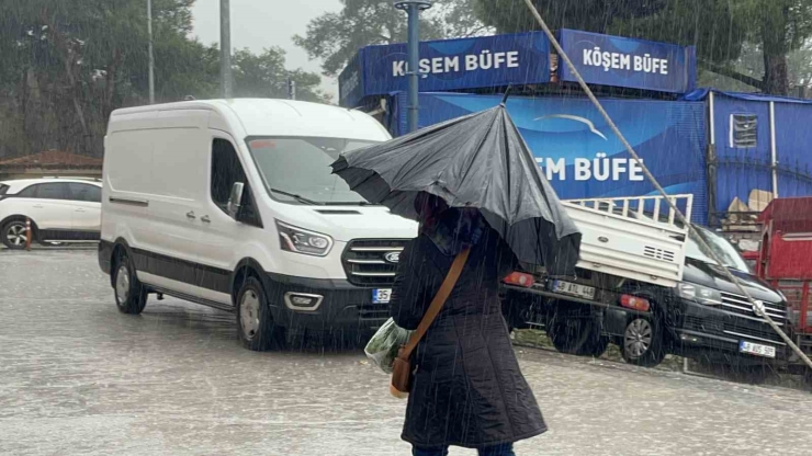 Menteşe’de Sağanak Yağış Vatandaşlara Zor Anlar Yaşatıyor