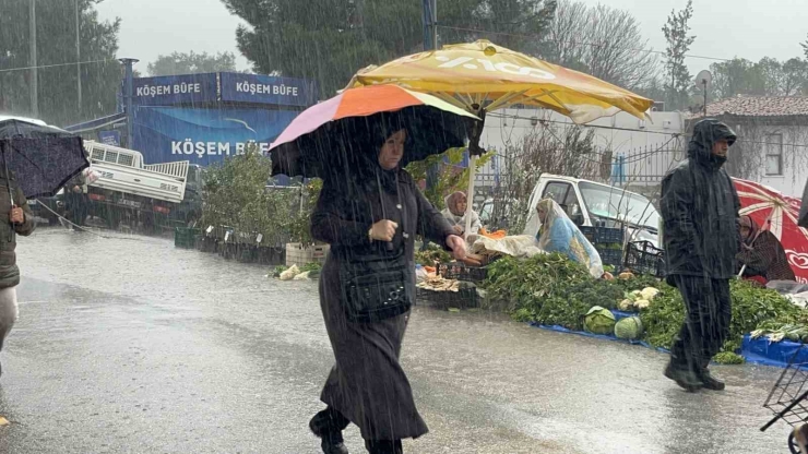 Menteşe’de Sağanak Yağış Vatandaşlara Zor Anlar Yaşatıyor