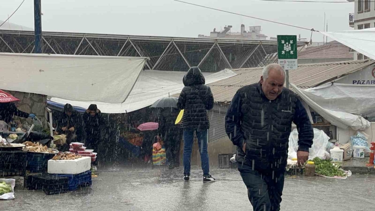 Menteşe’de Sağanak Yağış Vatandaşlara Zor Anlar Yaşatıyor