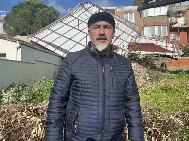 İ̇zmir’de 4 Katlı Binanın Çatısı Uçtu