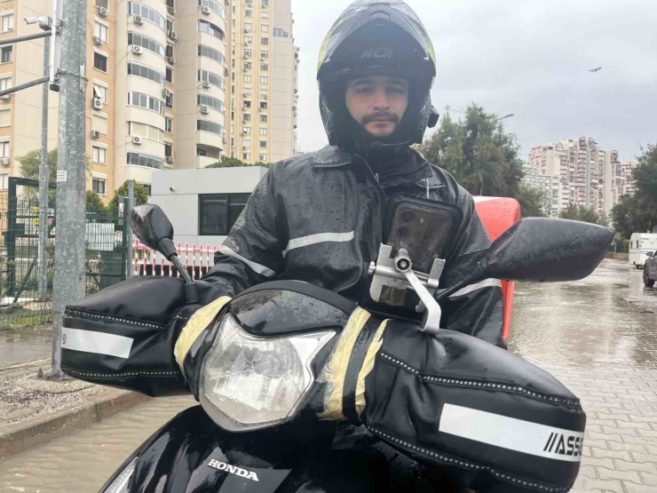 İ̇zmir’de Sağanak Ve Fırtına Hayatı Felç Etti, Yollar Göle Döndü