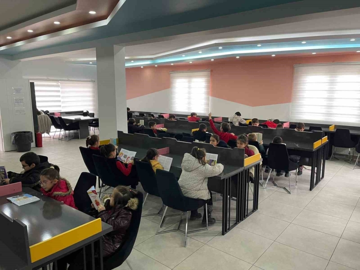 Pursaklar Belediyesi, Kitap Okuma Etkinliğinde İlkokul Öğrencilerini Ağırladı