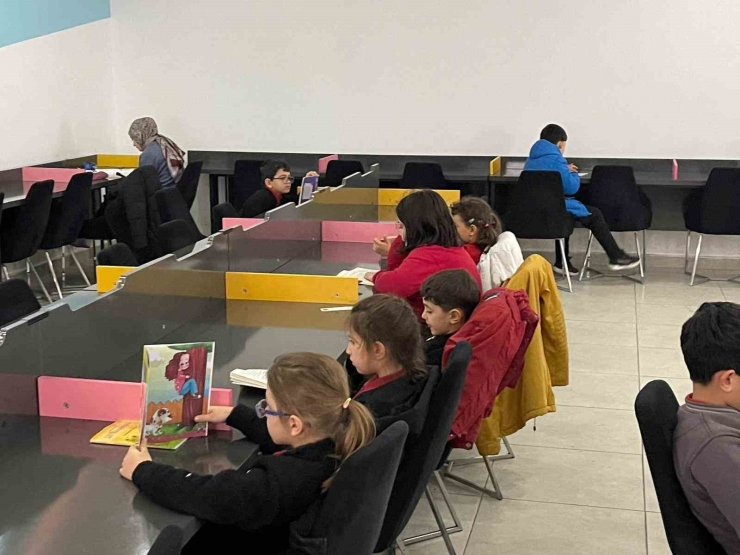 Pursaklar Belediyesi, Kitap Okuma Etkinliğinde İlkokul Öğrencilerini Ağırladı