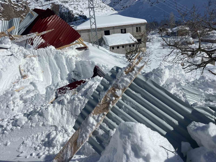 Beytüşşebap’ta Çığ Altında Kalan Ev Ve Araba Çıkartıldı