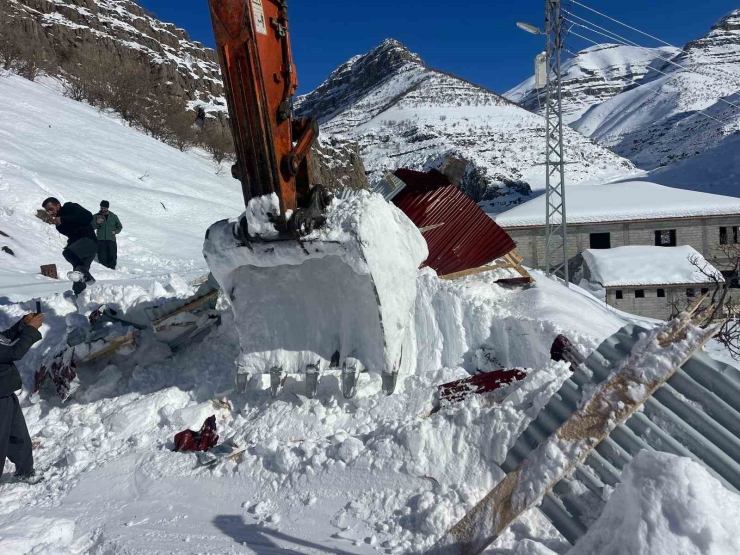 Beytüşşebap’ta Çığ Altında Kalan Ev Ve Araba Çıkartıldı