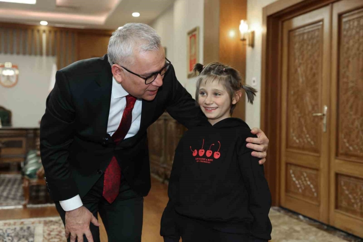 Vali Şimşek, Kardan ‘kız Kulesi’ Yapan Amca Ve Yeğenleri Makamında Ağırladı