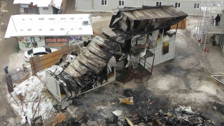 Malatya’da Şantiyede Çıkan Yangının Hasarı Gündüz Görüntülendi