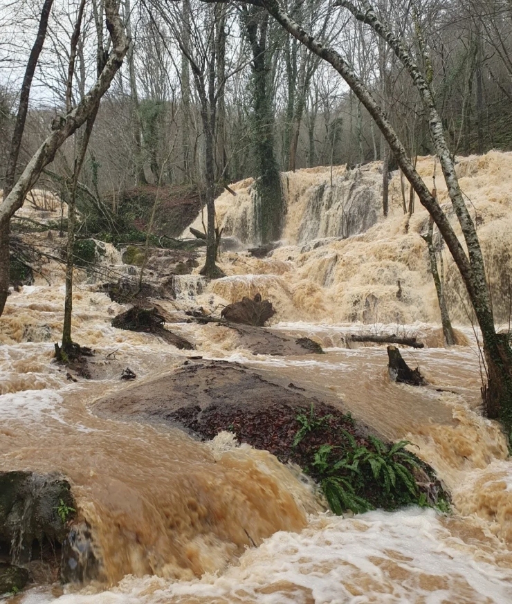 Kuruyan Karapınar Şelalesi Yağışlarla Yeniden Hayat Buldu