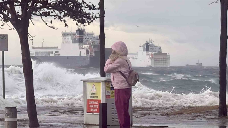 Fatih’te Lodos Nedeniyle Adeta Denizle Kara Birleşti