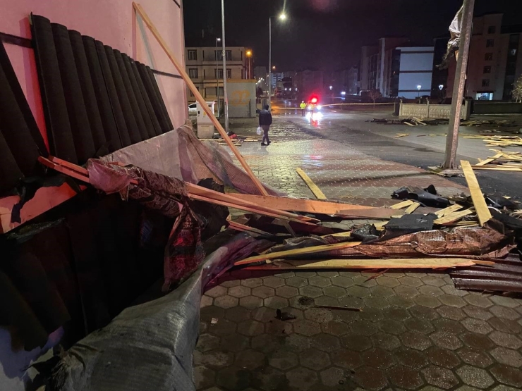 Yozgat’ta Fırtına Çatıları Uçurdu