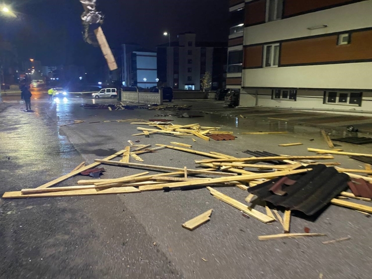 Yozgat’ta Fırtına Çatıları Uçurdu