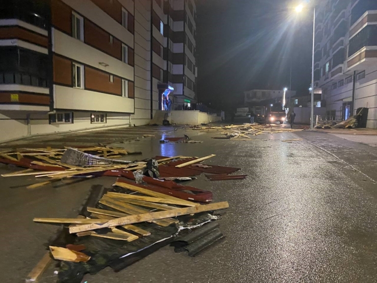 Yozgat’ta Fırtına Çatıları Uçurdu