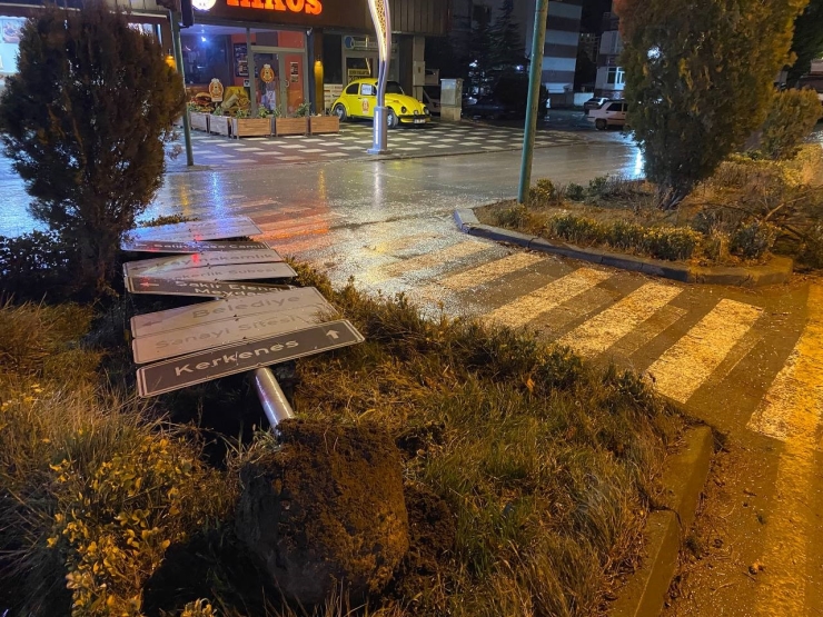 Yozgat’ta Fırtına Çatıları Uçurdu