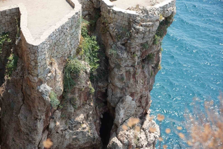 Prof.dr. Dipova:"falezleri Kaybedersek Yalnız Antalya Değil Dünya Kaybeder"