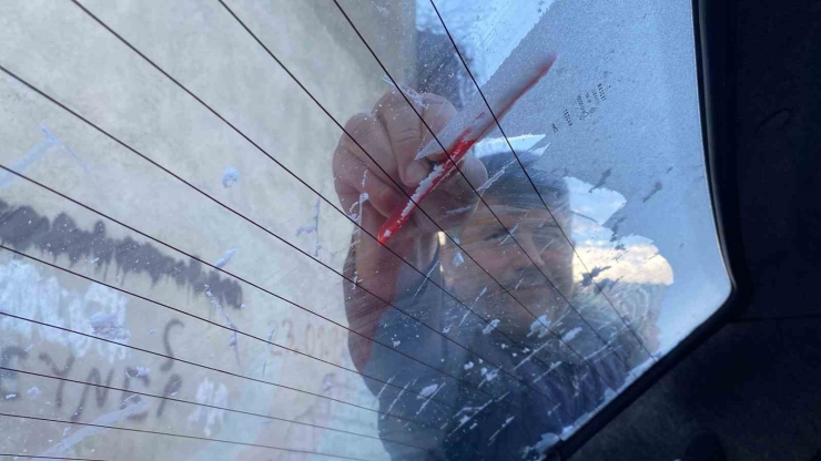 Bayburt’ta Uzmanından Tavsiye: Buzlanan Camı Zarar Vermeden Nasıl Çözeriz!