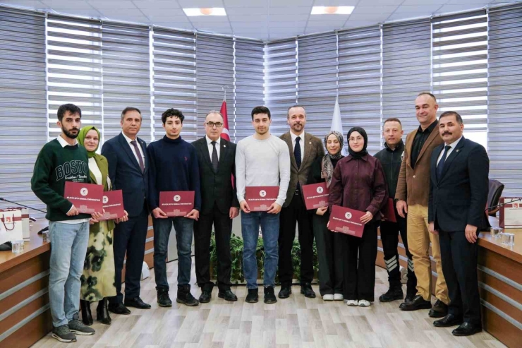 Bşeü’de Satranç Etkinliğinde Başarı Gösterenler Ödüllendirildi