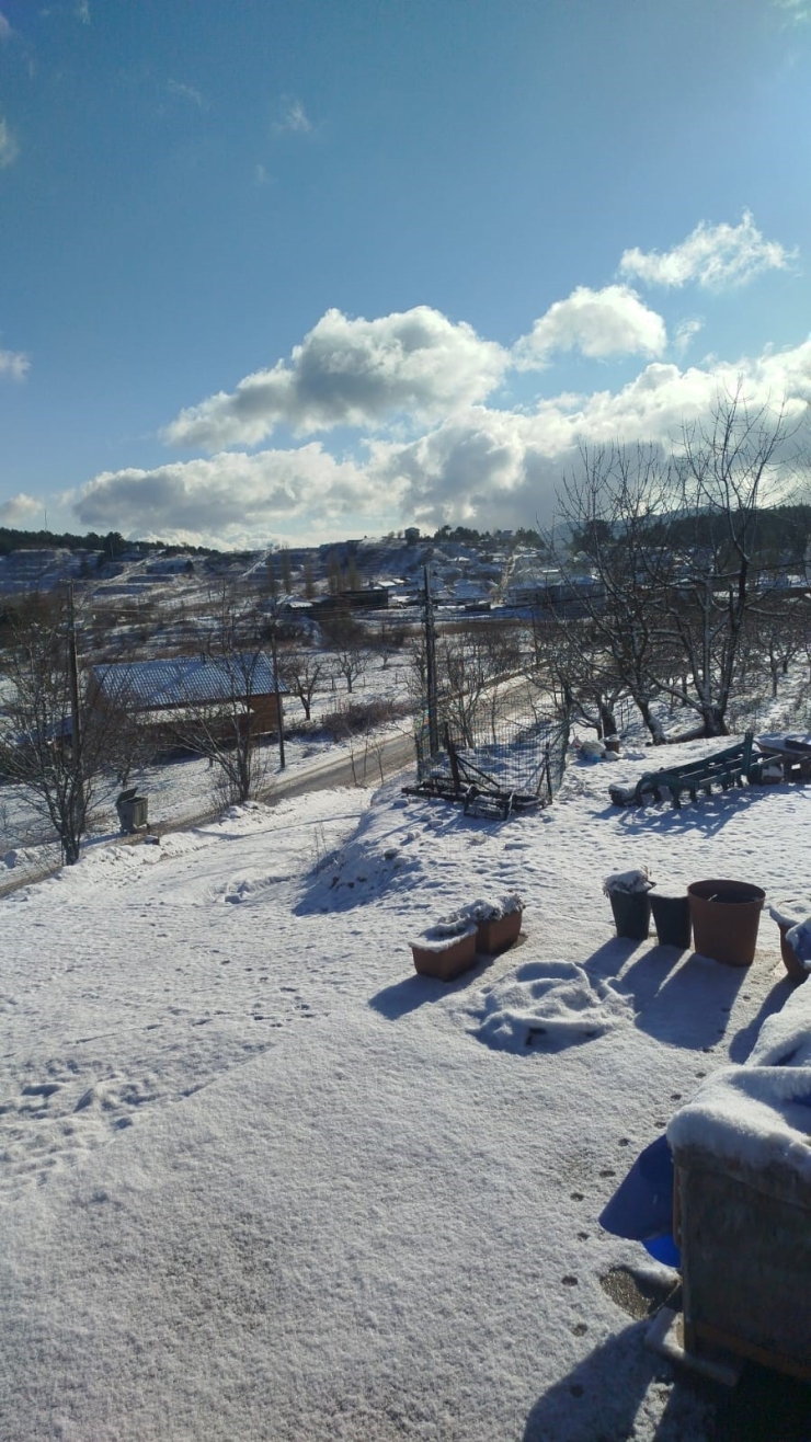 Buldan’da Yılın İlk Karı Üreticileri Sevindirdi