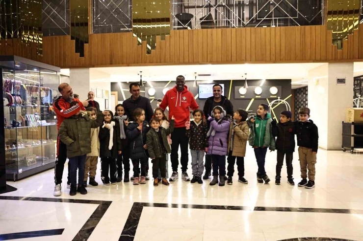 Senegalli Futbolcu Mame Thiam, Dicle’de Yenilettiği Köy Okulunun Öğrencileriyle Buluştu