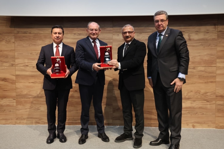 Başkan Çavuşoğlu "ege’nin En Başarılı Büyükşehir Belediye Başkanı" Seçildi