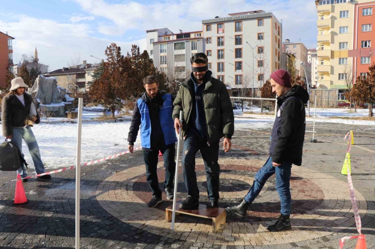 Beyaz Bastonlarla Engelleri Aşmaya Çalıştılar