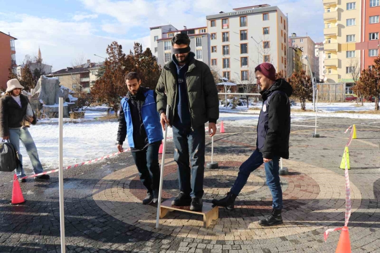 Beyaz Bastonlarla Engelleri Aşmaya Çalıştılar