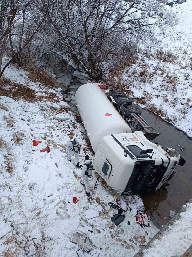 Gümüşhane’de Lpg Yüklü Tanker Dere Yatağına Devrildi: 1 Yaralı